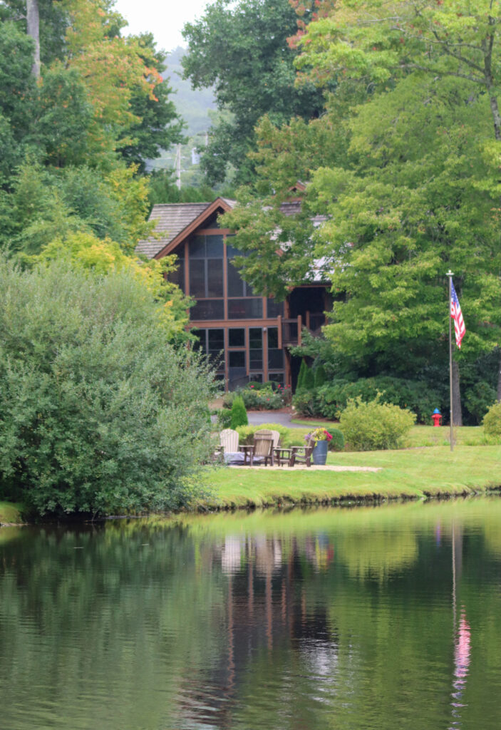 Luxury Vacation Home Surrounded by Trees by the Lakeside